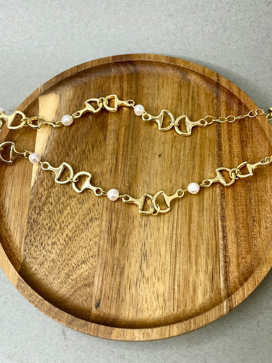 Dainty Pearl & Horsebit necklace