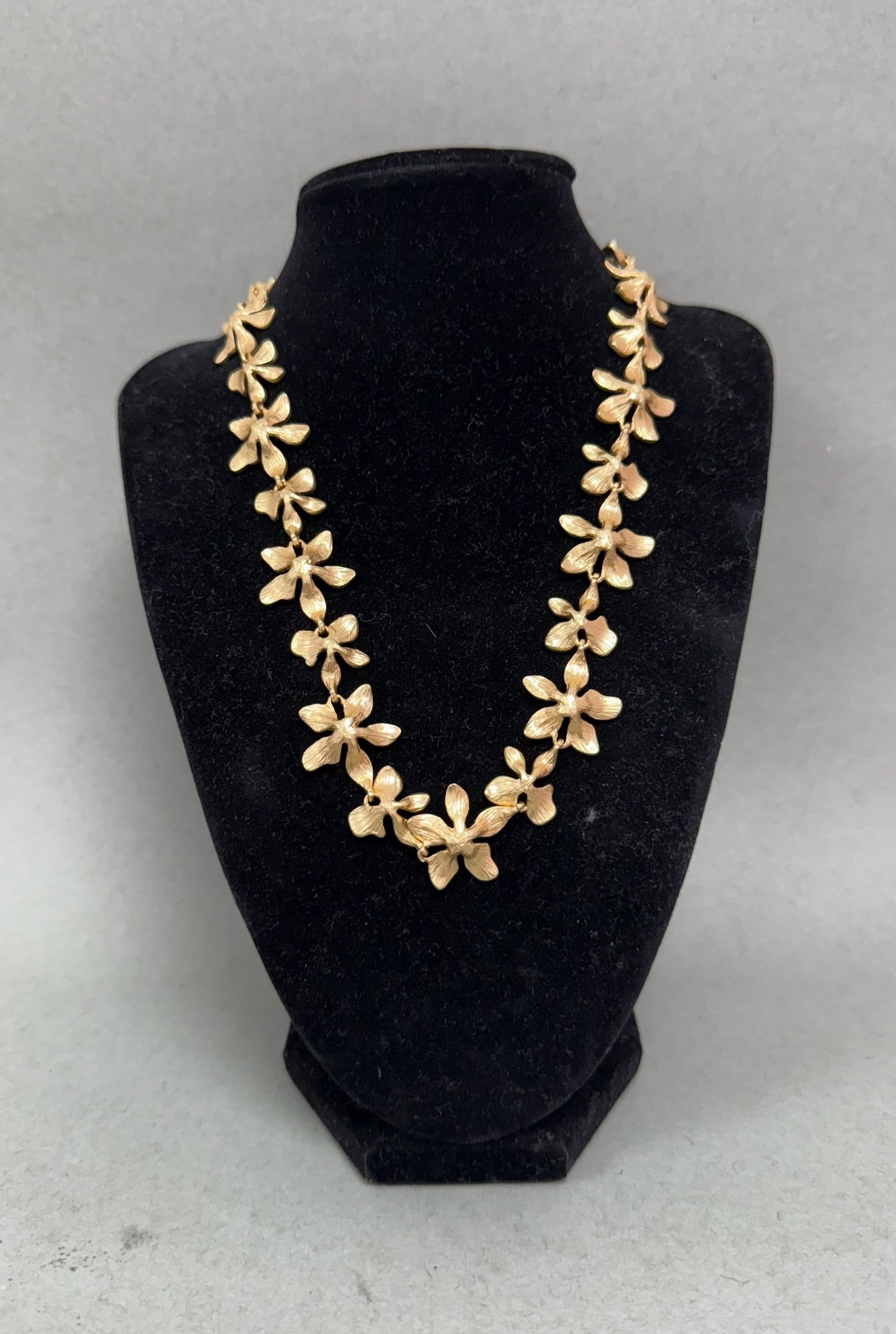 Matte Flower All Around Necklace