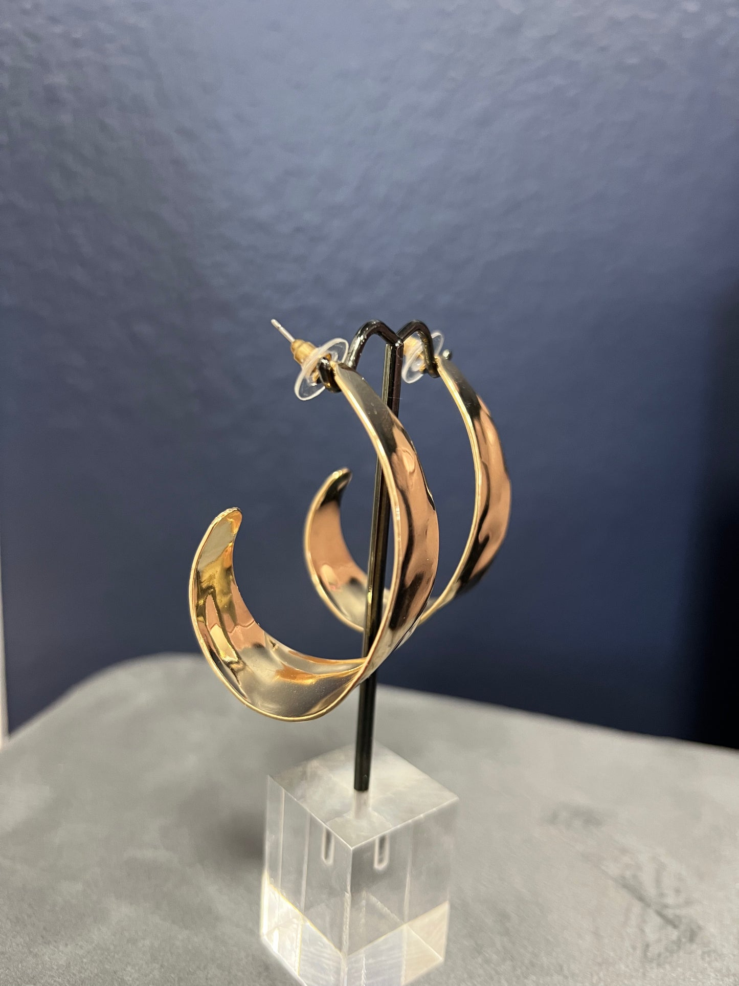 Shiny Gold Swirl Medium Earring