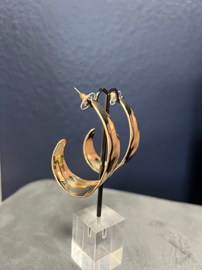Shiny Gold Swirl Medium Earring