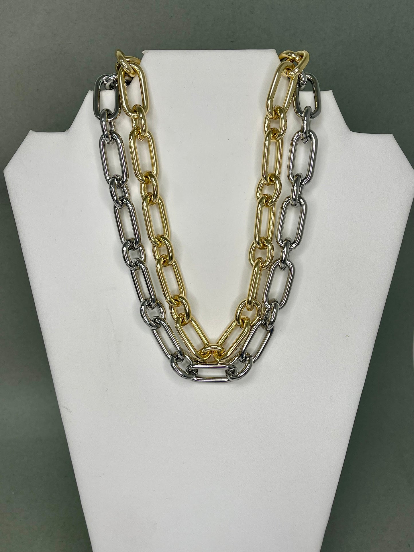 Long Oval Magnetic Chain Necklace- 2 Colors
