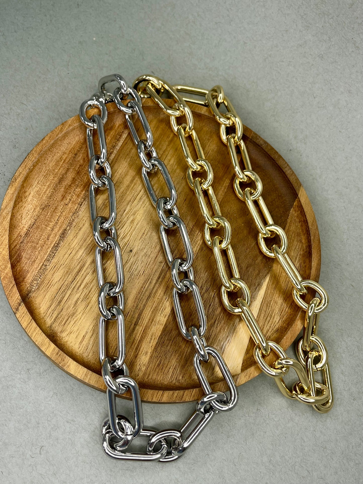 Long Oval Magnetic Chain Necklace- 2 Colors