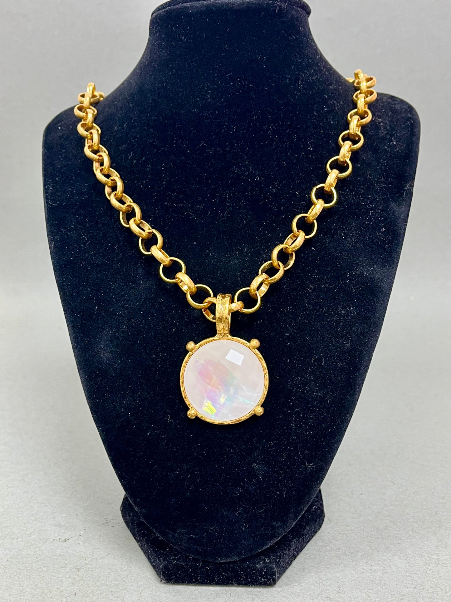 White Antique Round Stone Pendant Necklace