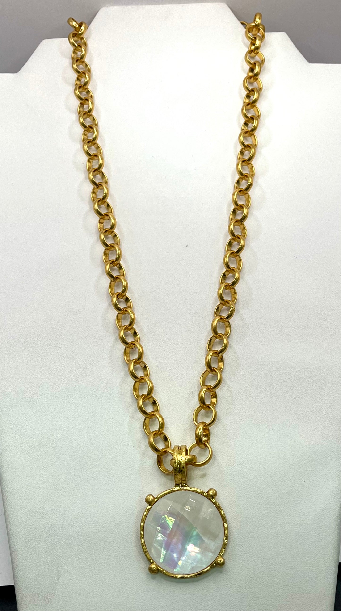 White Antique Round Stone Pendant Necklace