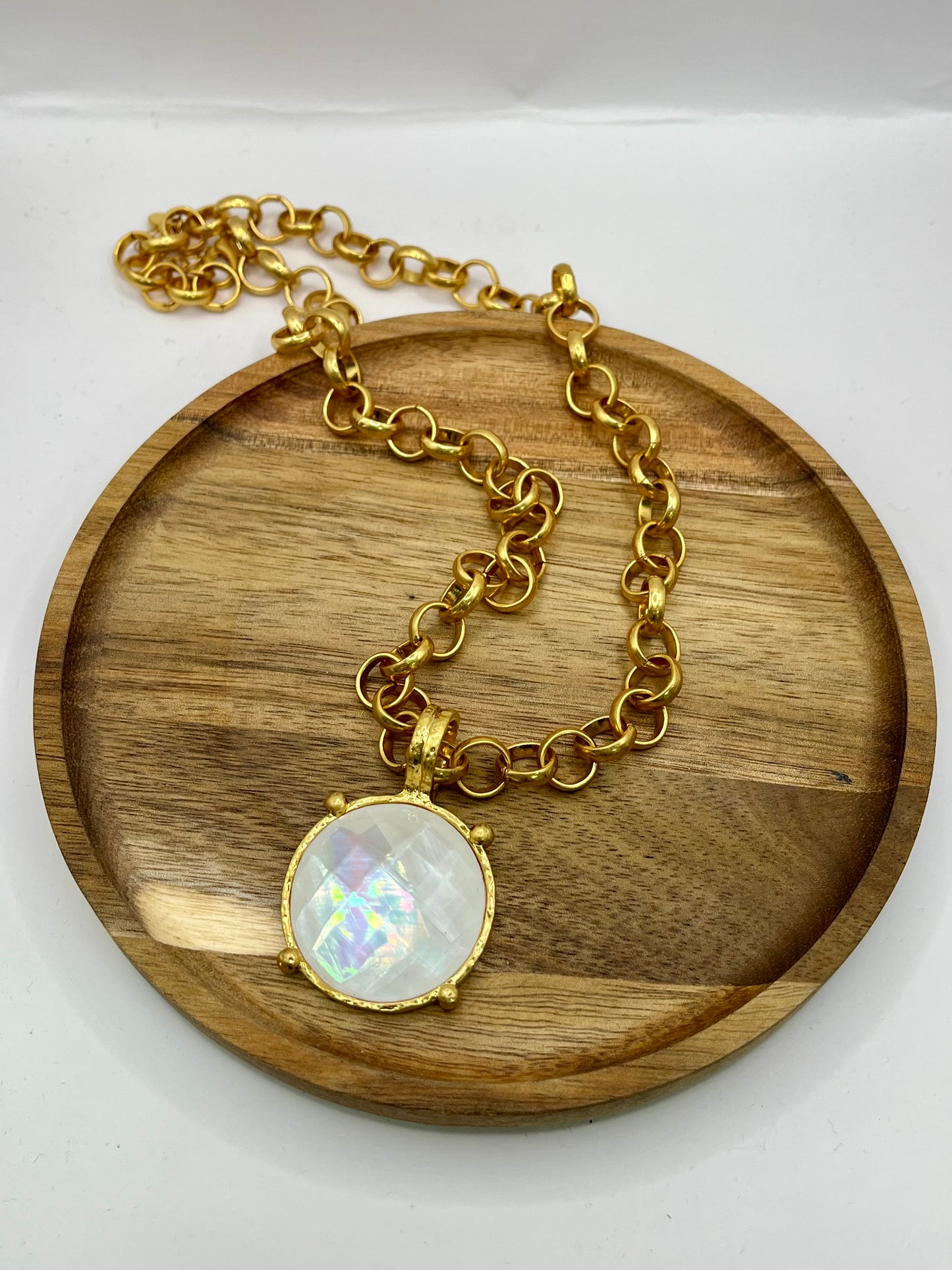 White Antique Round Stone Pendant Necklace