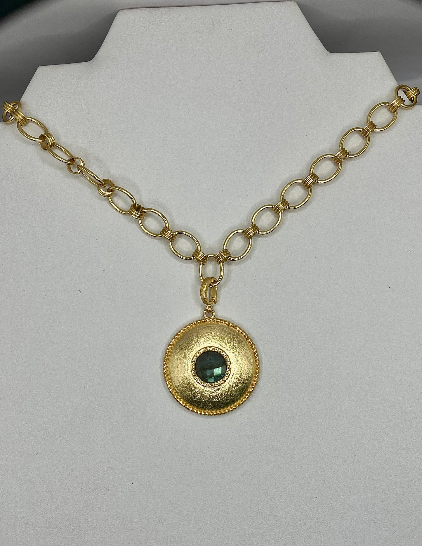 Antique Luxe Circle Pendant with Green Stone Necklace