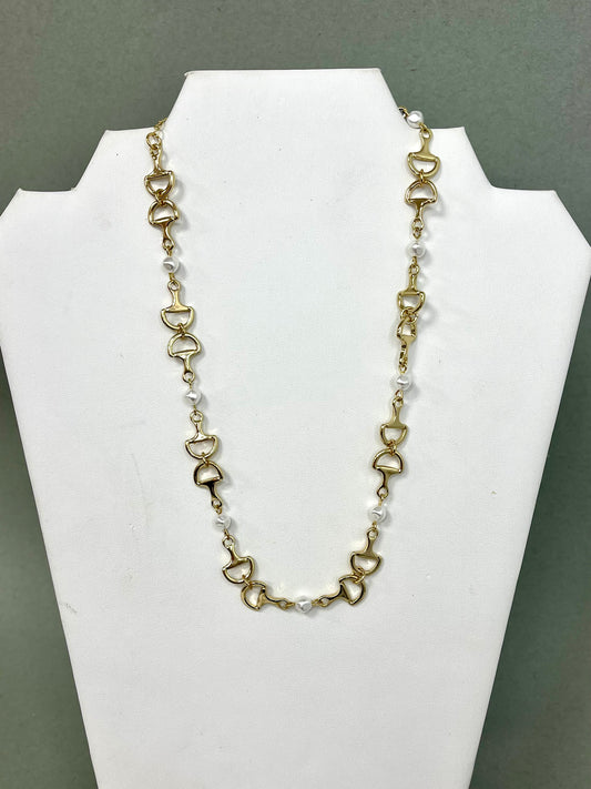 Dainty Pearl & Horsebit necklace