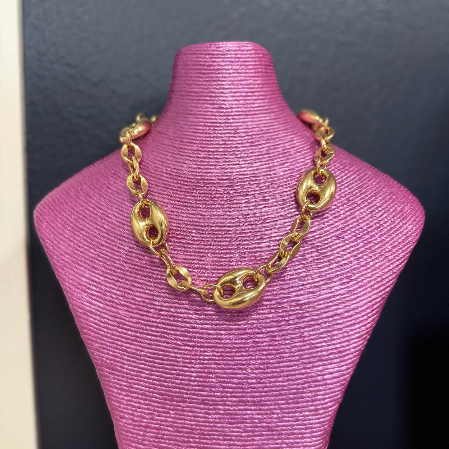 Gold Thick Circle Link Clasp Necklace