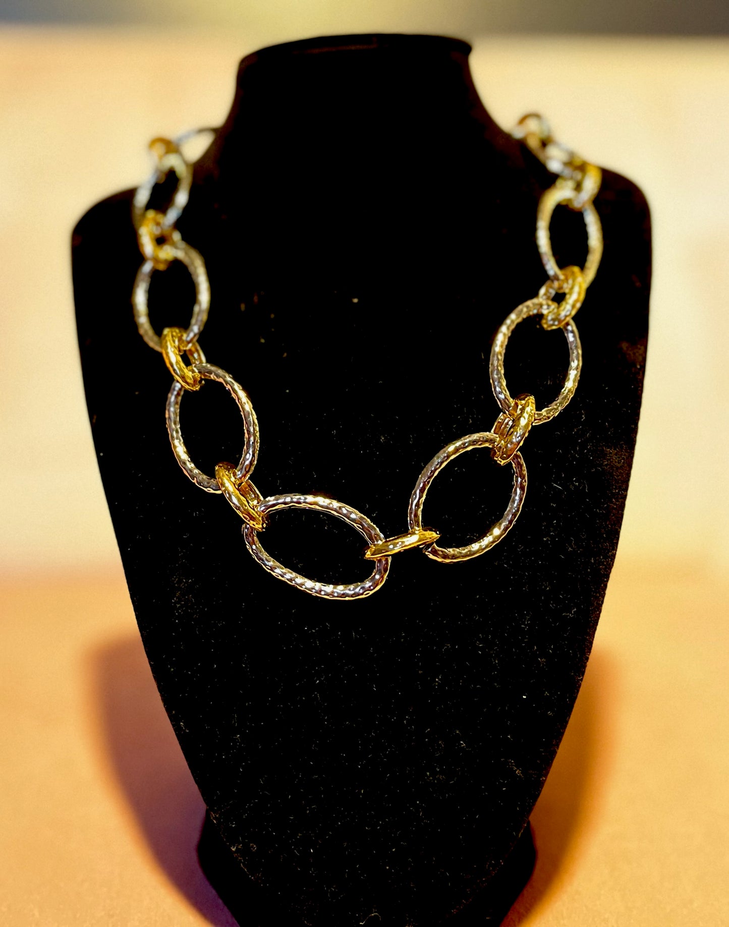 Lux Textured Link Clasp Necklace (2 colors)